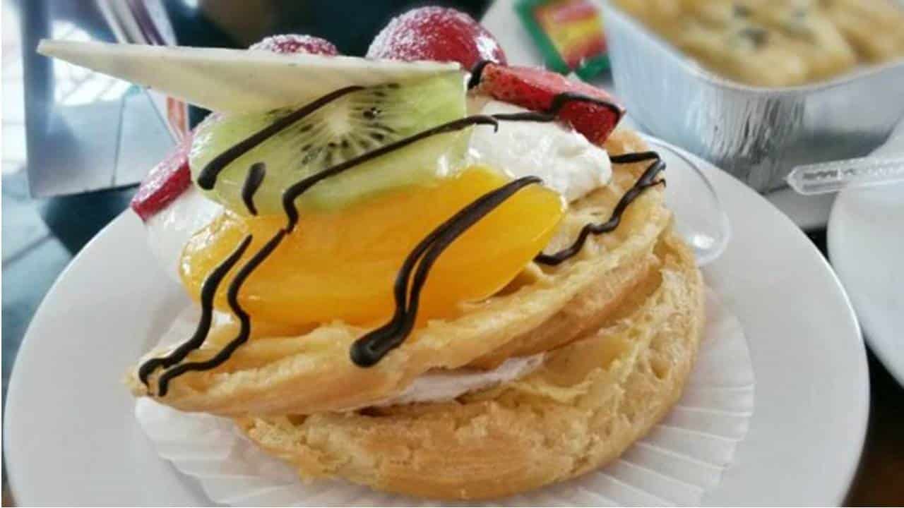 Anote essa receita de torta de massa folhada com frutas frescas