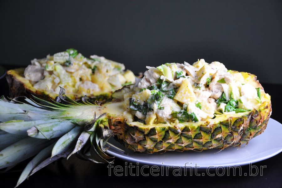 Deliciosa salada com abacaxi e frango para o final de semana