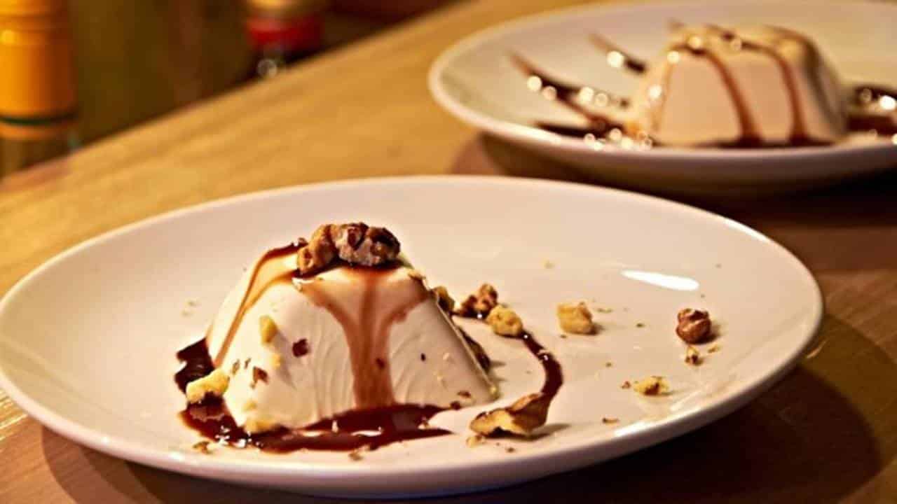 Aprenda a fazer essa receita simples de panna cotta de baunilha