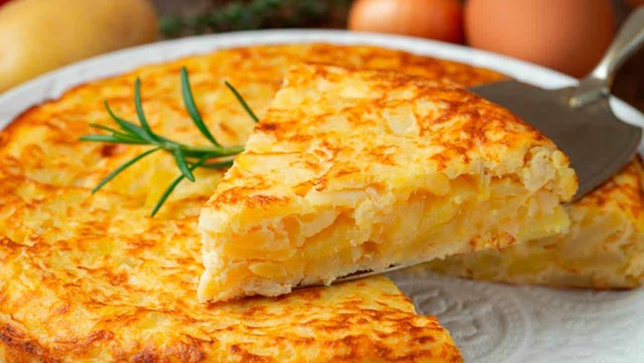 Aprenda fazer um delicioso e rápido omelete de batata temperado