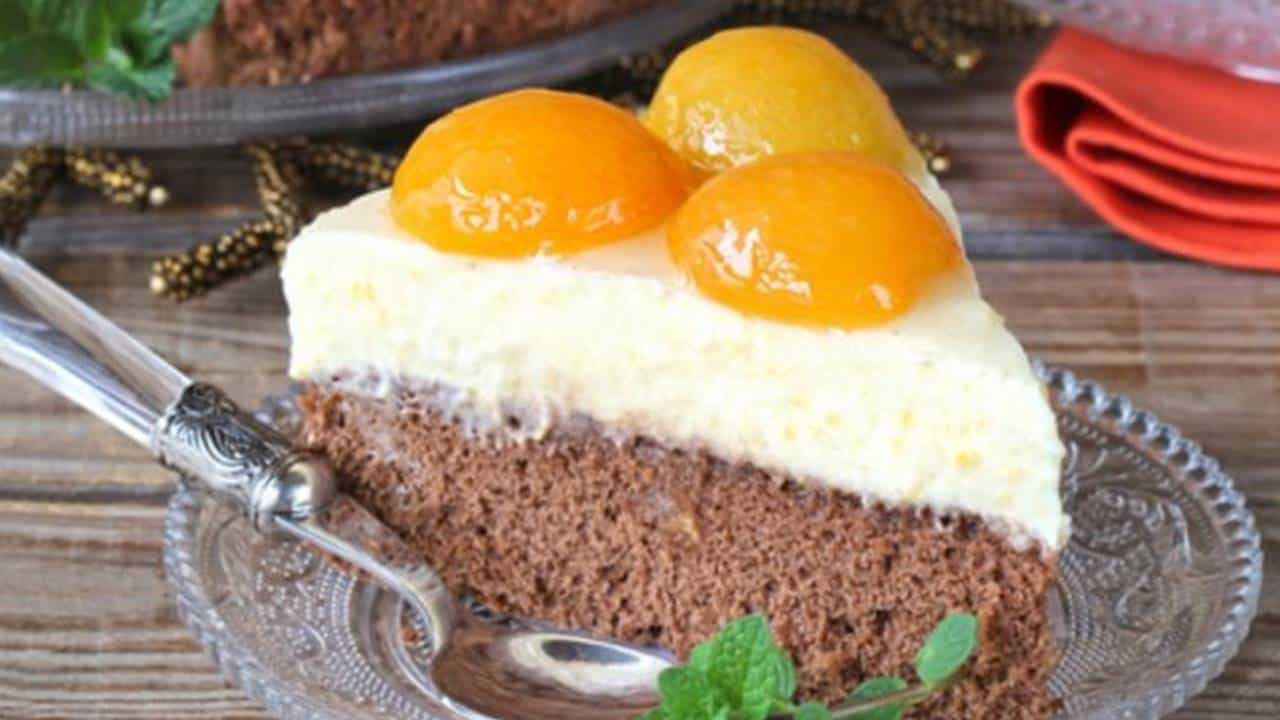 Bolo de chocolate e pêssego para adoçar seu dia