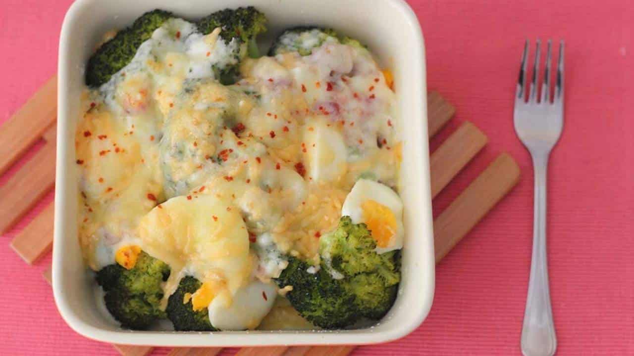 Brócolis gratinado com presunto, queijo e ovo: uma receita fácil