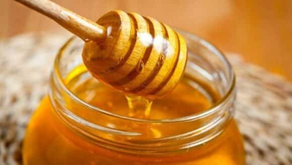 A razão pela qual você não deve adoçar seu chá com mel se quiser combater infecções e tosses