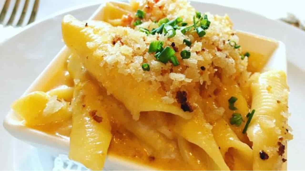 Esta rica receita de macarrão de quatro queijos com manjericão é o prato ideal para você saborear com sua família