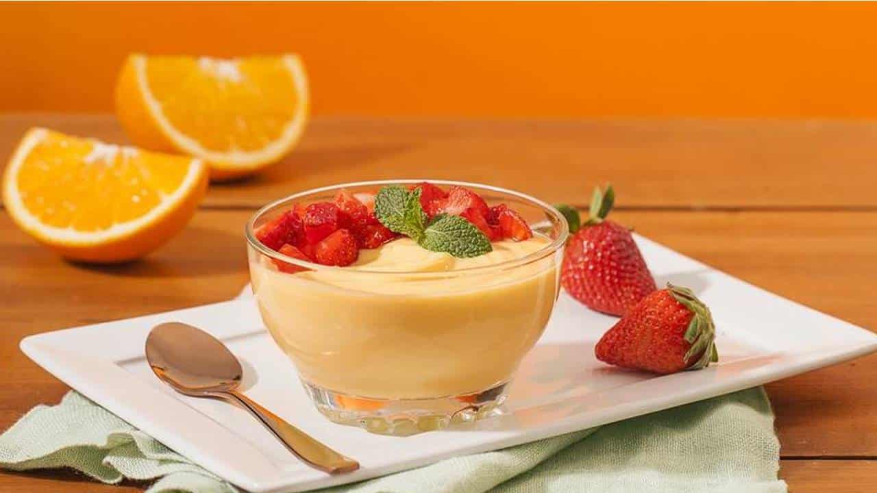 Mousse de laranja com morangos ao vinho