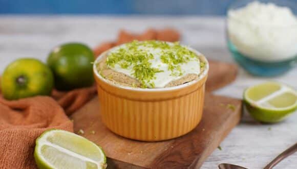 Café da manhã rápido: bolo de caneca de limão sem farinha ou açúcar