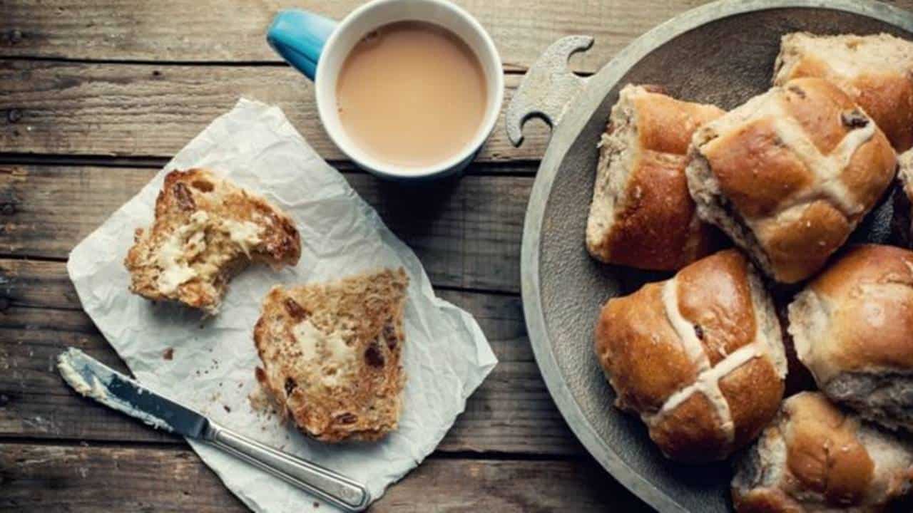 Receita de pãezinhos fáceis de manteiga e passas