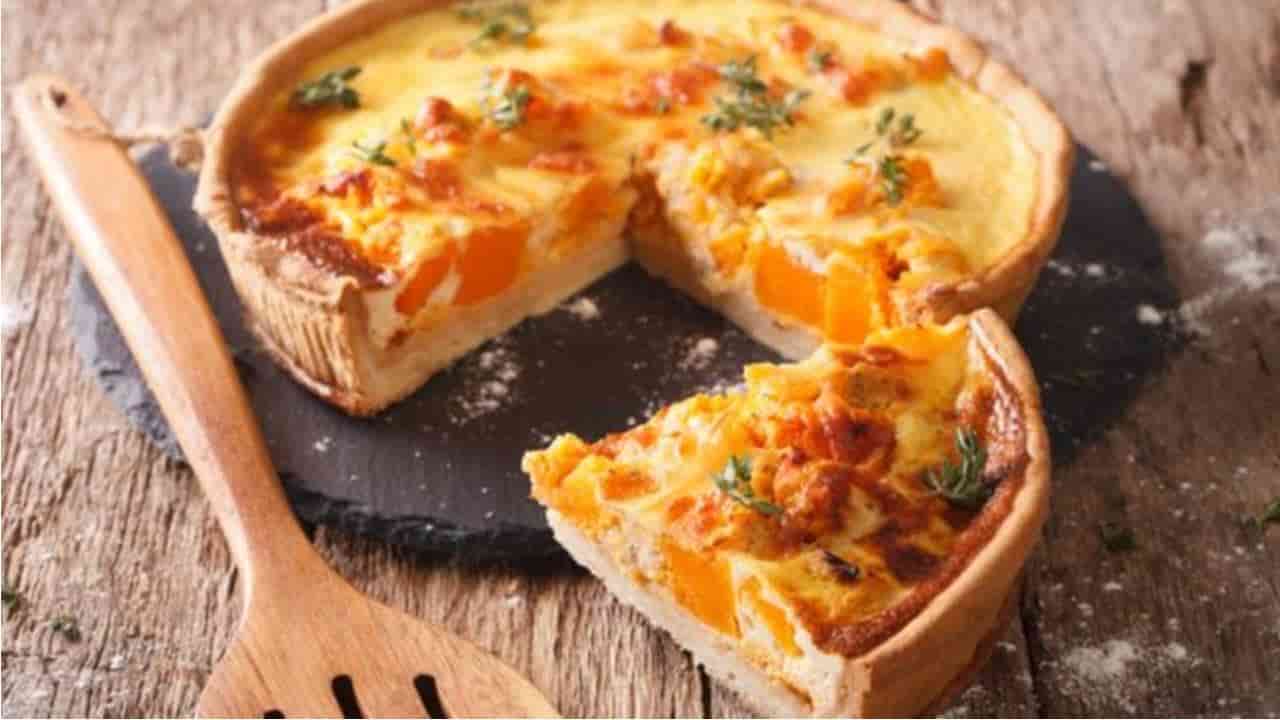 Receita de quiche com bacon, cebola caramelizada e queijo