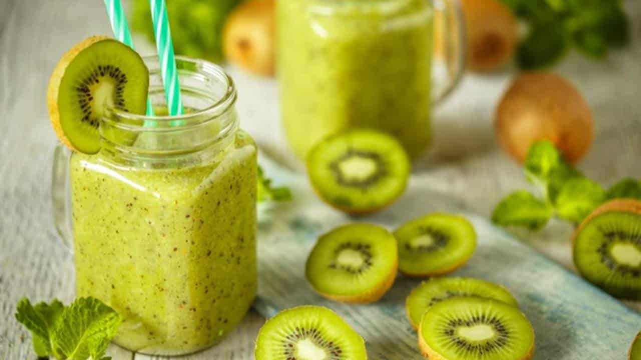 Receita de suco natural com kiwi e mel para ter uma pele incrível