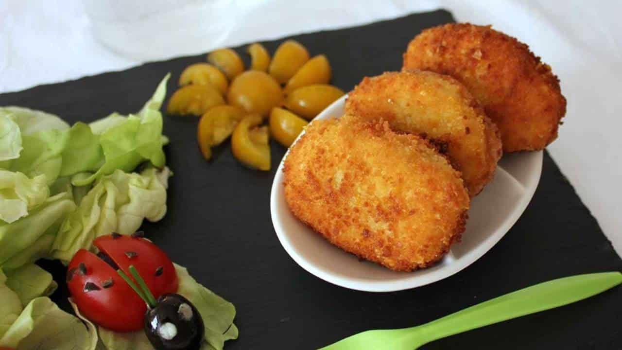 Receita fácil e barata de nuggets de frango caseiros super viciante