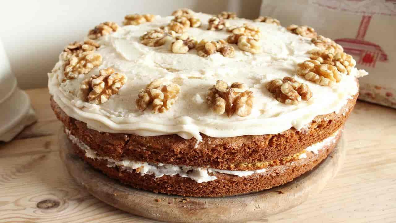 Receita fácil para preparar um rico e doce bolo de nozes com chocolate