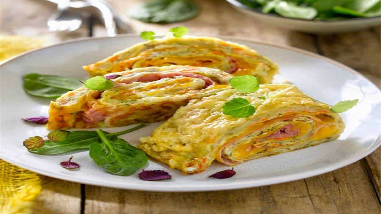 Rolo de omelete com batata e cenoura com presunto e queijo