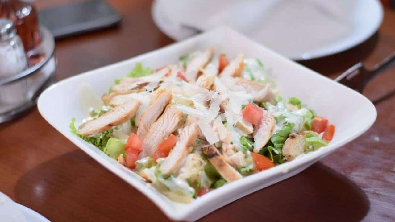 Como preparar uma versão vegana da salada Caesar em passos simples