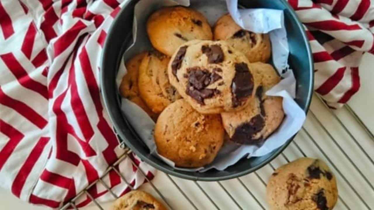 Estes biscoitos de aveia, avelã e tâmaras sem açúcar são uma receita saudável perfeita como lanche ou café da manhã