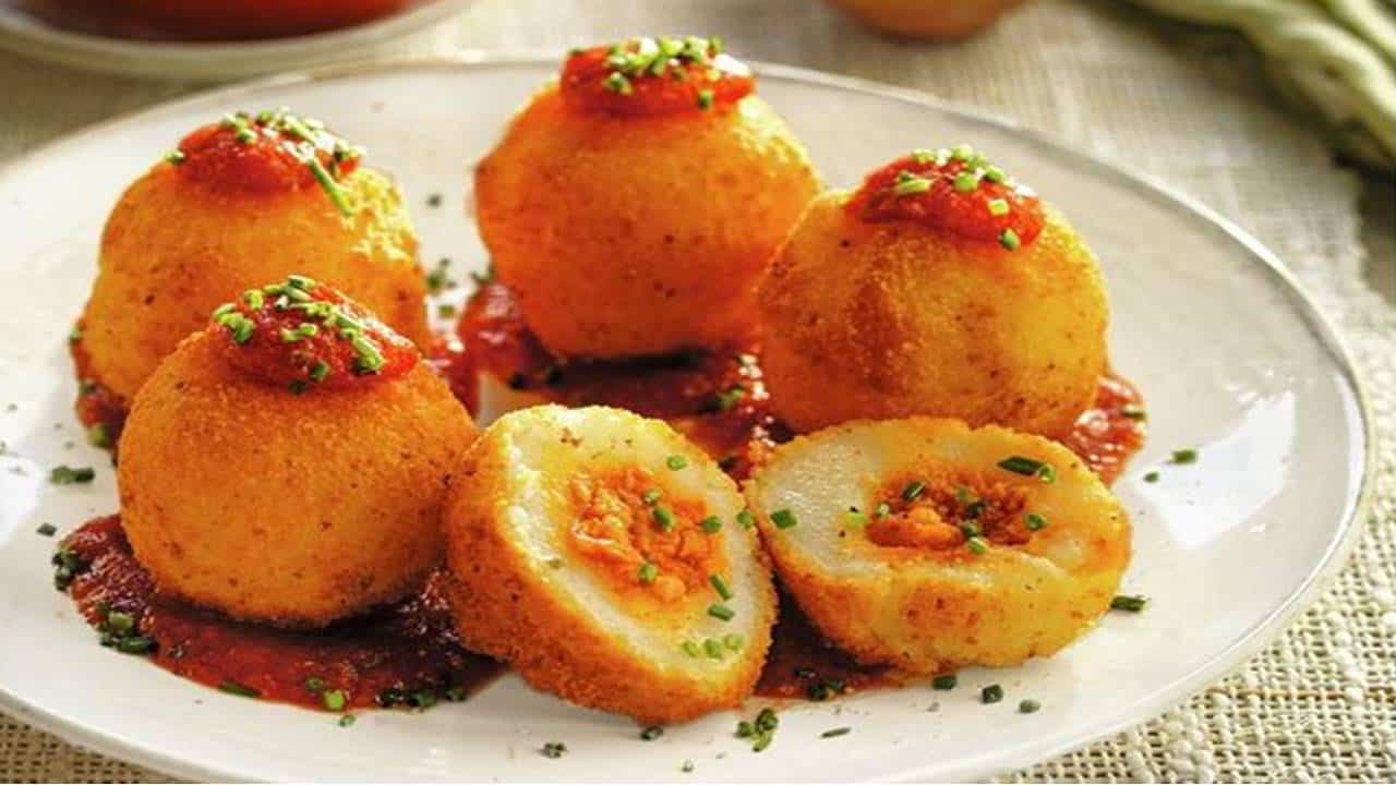 Bolinhos de batata com frango à bolonhesa