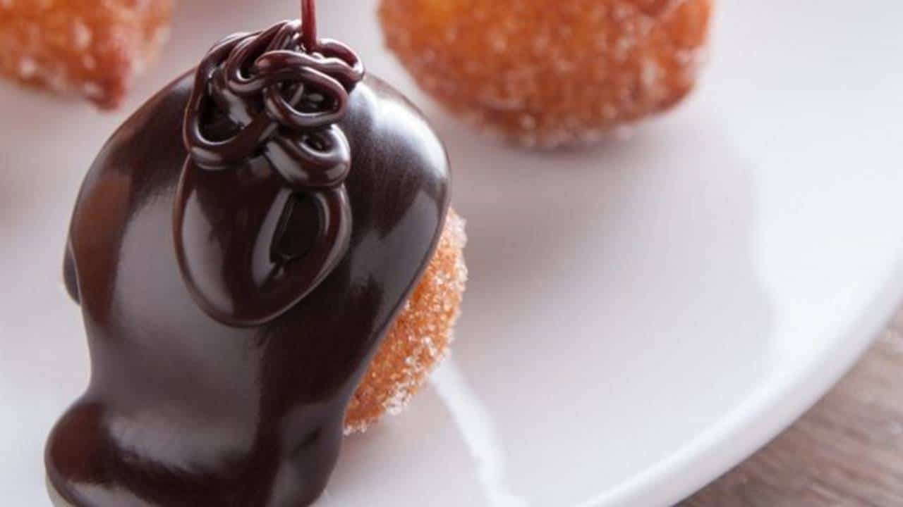 Bolinhos de iogurte com creme de chocolate quente