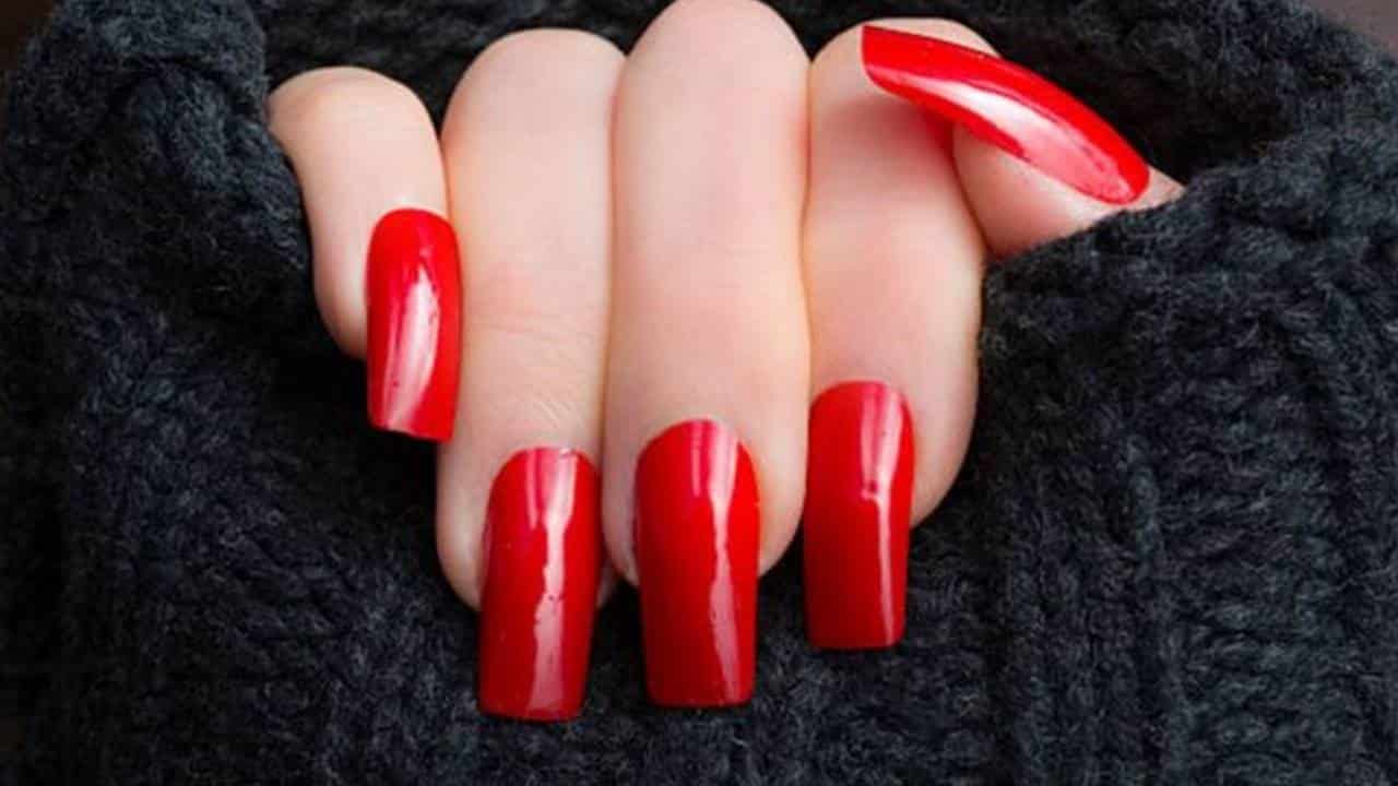O que significa pintar as unhas de vermelho, segundo especialistas?