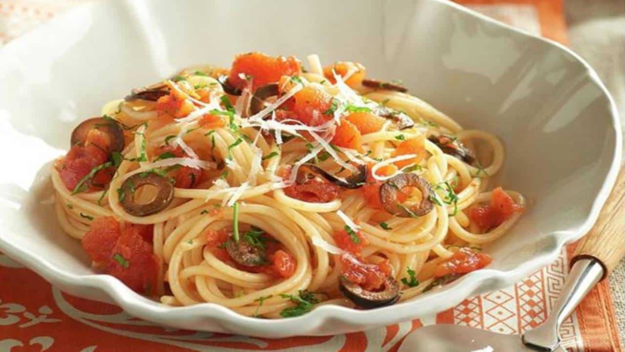 Espaguete com tomate e azeitonas para o almoço