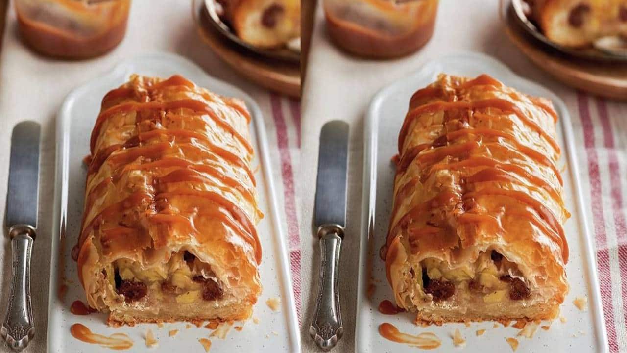 Strudel de maçã com calda de caramelo