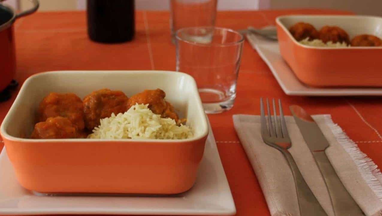 Almôndegas ao molho de laranja com arroz