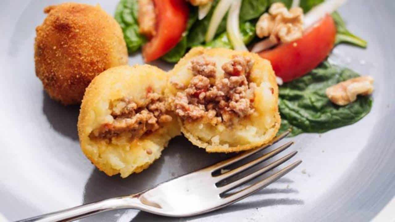 Bolinhas de batatas recheadas com moída no forno