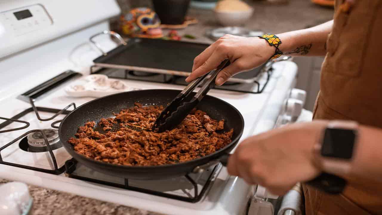 Carne desfiada com batatas, uma deliciosa receita para o almoço