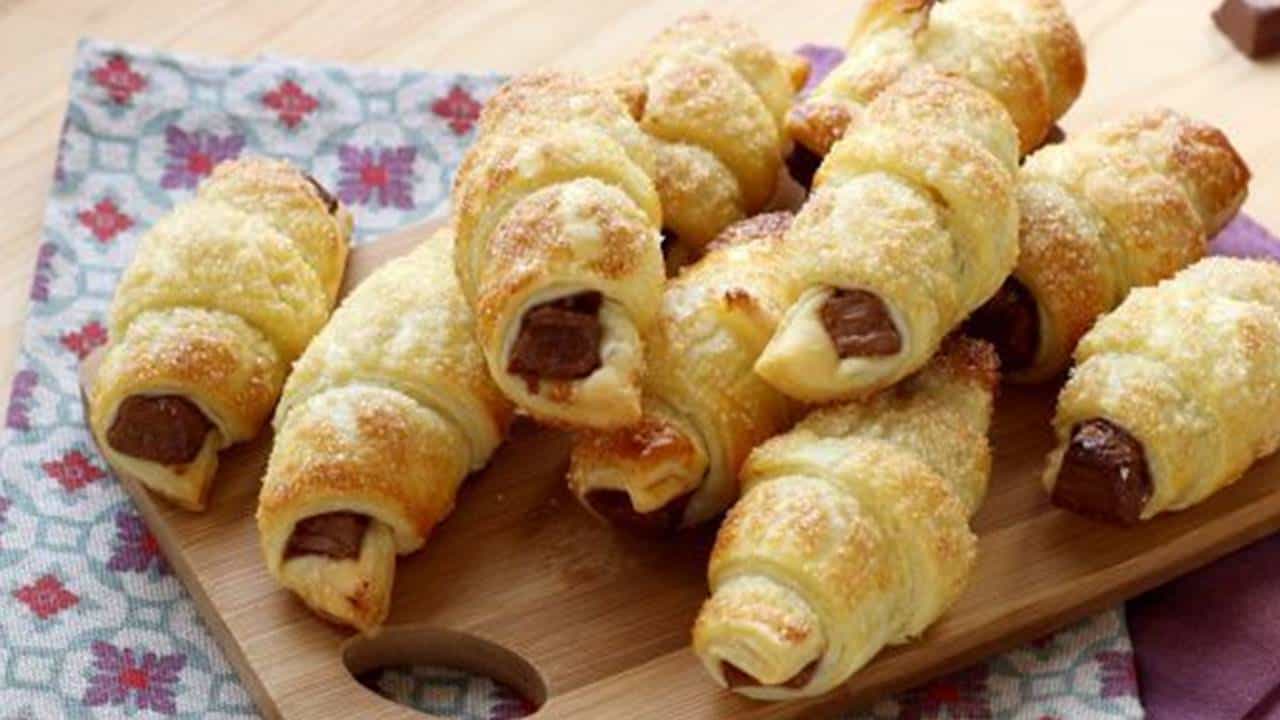 Croissants recheados com amêndoas e chocolate: receita caseira