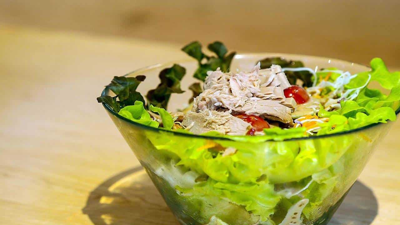 Em pouco tempo prepare esta rica salada mista com ovo e atum