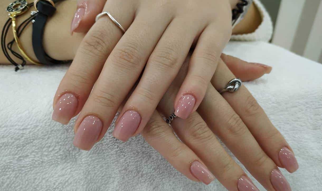 Manicure 'sem maquiagem': conheça o design de unhas discreto e lindo