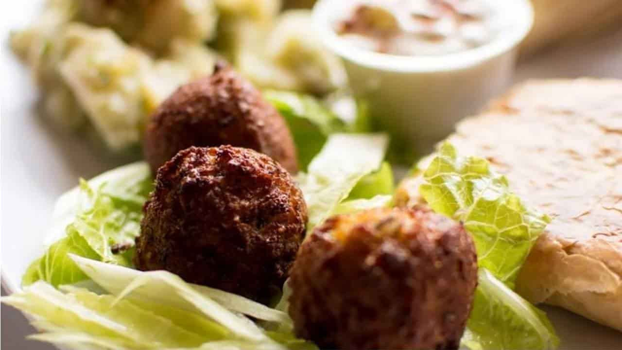 O falafel é uma das receitas mais emblemáticas da culinária árabe. Veja aqui como fazer essa delícia