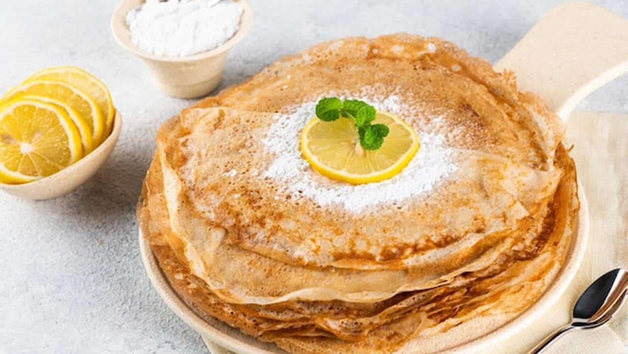 Panquecas com creme de limão e açúcar