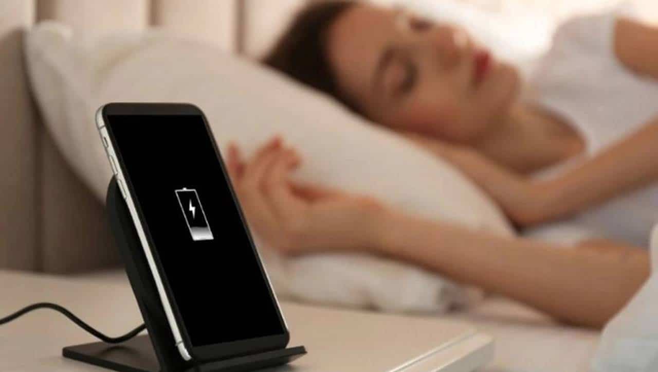 Por que NUNCA MAIS você deve dormir com o CELULAR ao lado?