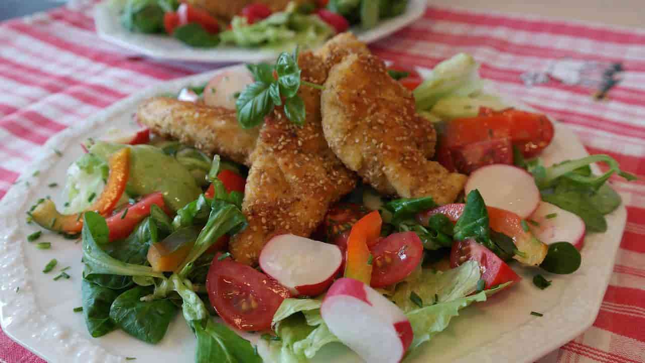 Receita de peito de frango empanado com queijo e avelãs