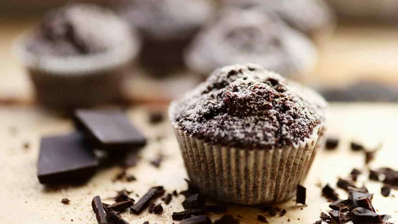 Receita para preparar uns muffins de chocolate rápido e fácil