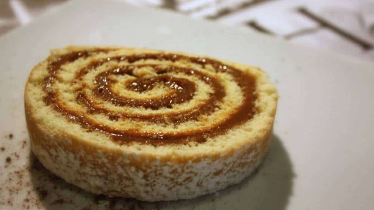 Rocambole de cappuccino perfeito para hora do lanche