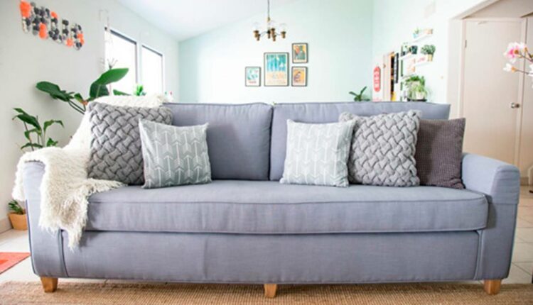 Dona de casa revela segredo para limpar sofá e deixa-lo como novos