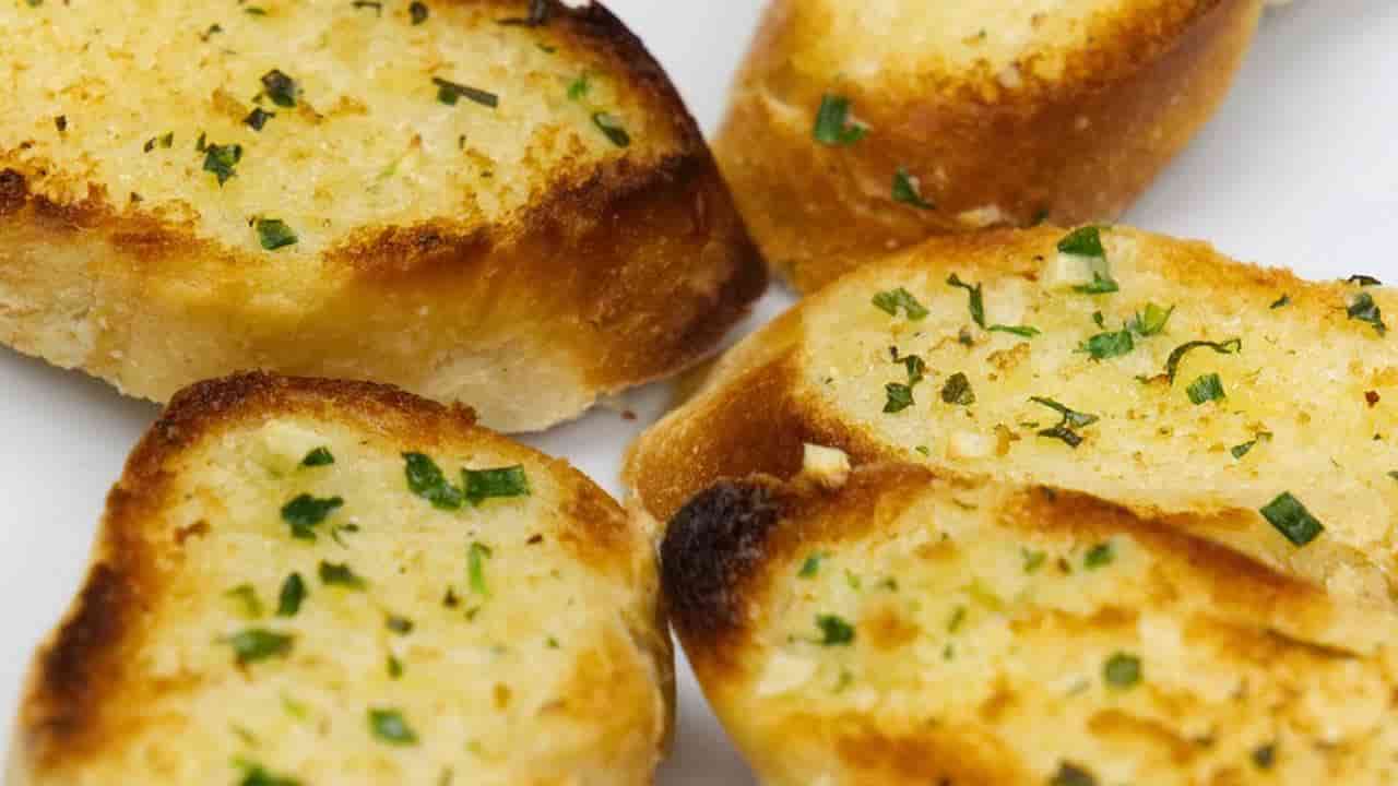 Sem ideias para o lanche Prepare este pão de alho com queijo e cebola