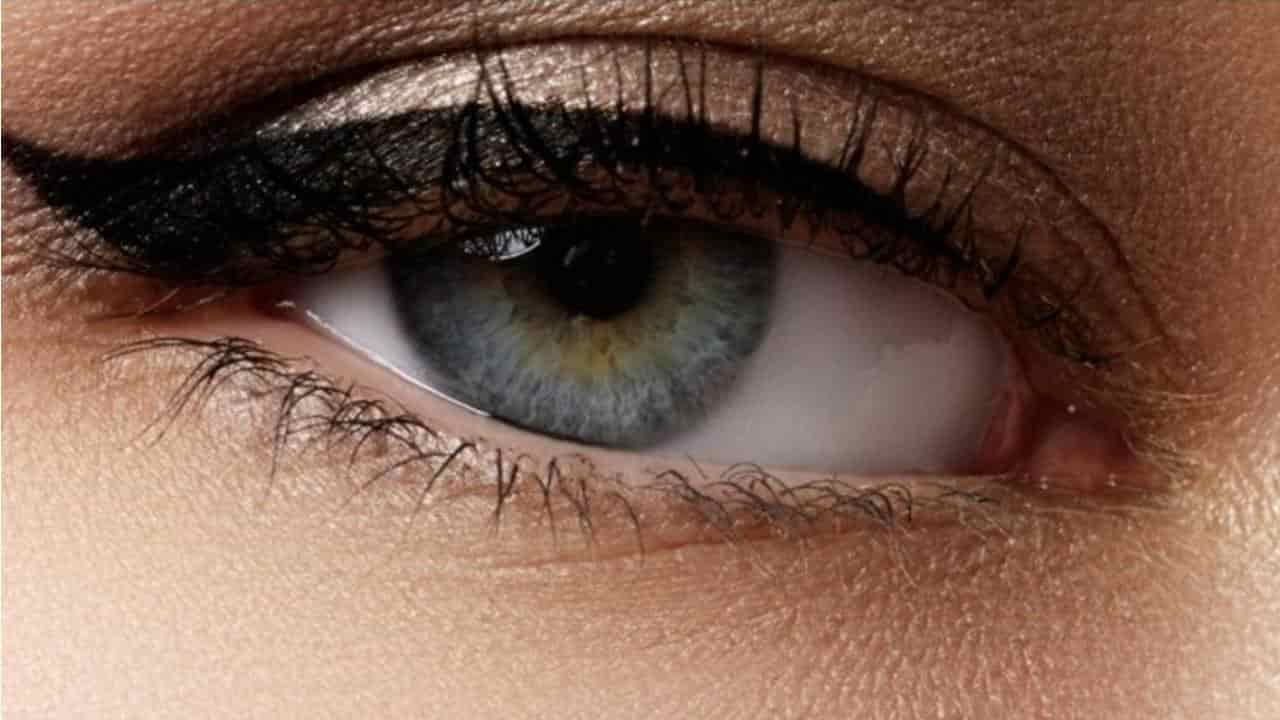 Este guia definitivo para delinear seus olhos o ajudará a alcançar o delineado perfeito para arrasar na maquiagem