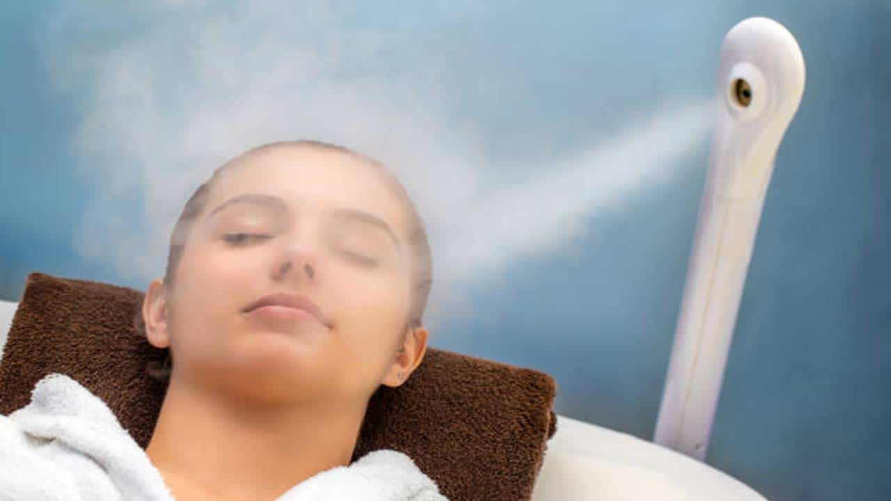 Vaporização facial para combater acne