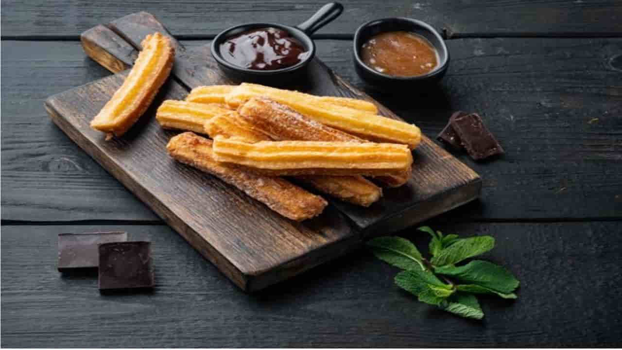 Churros mexicanos em calda de chocolate e cerveja