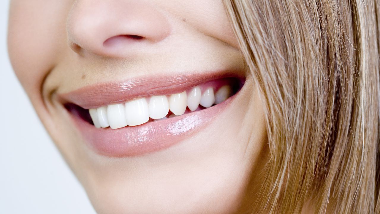 Como clarear os dentes? Remédio mais eficaz para remover manchas amarelas