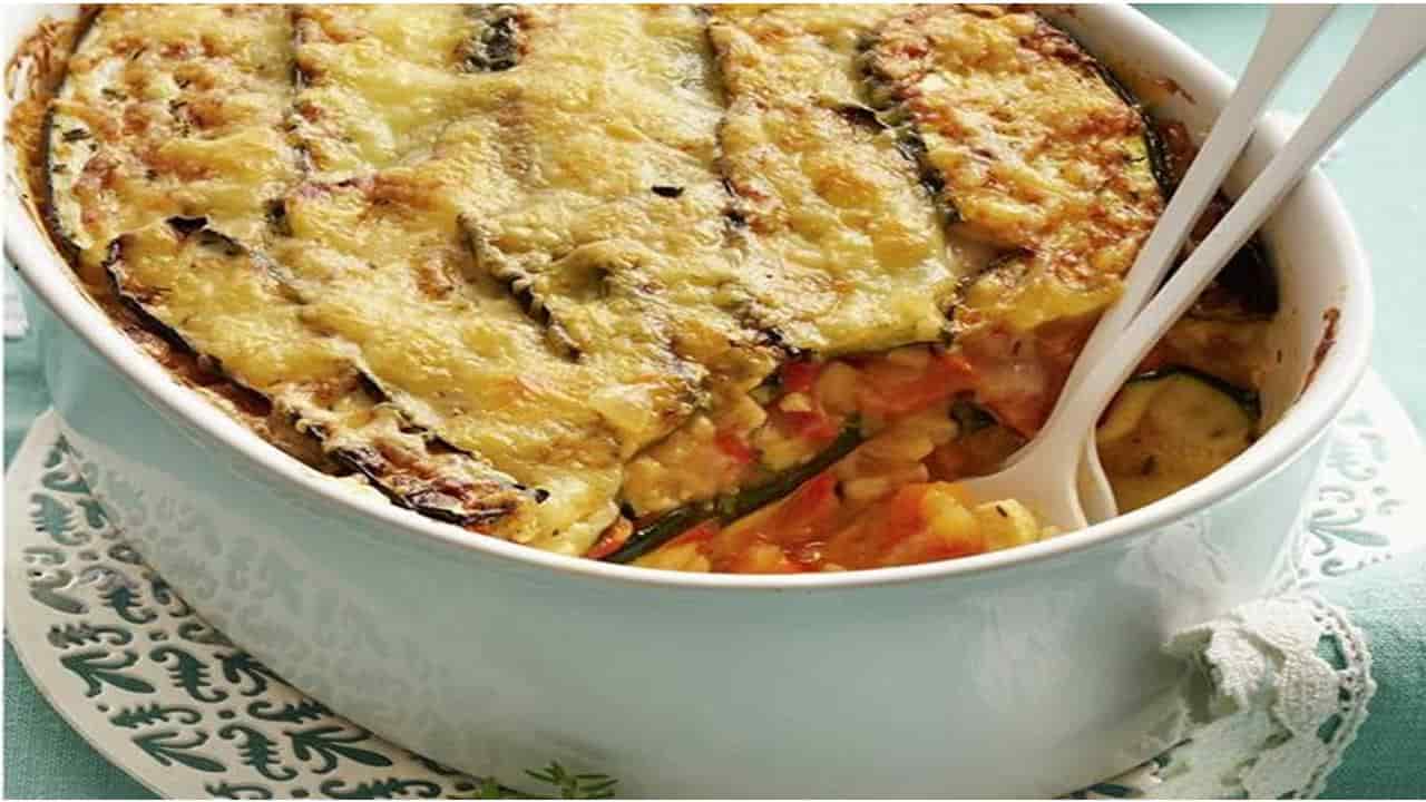 Lasanha de abobrinha com frango e legumes