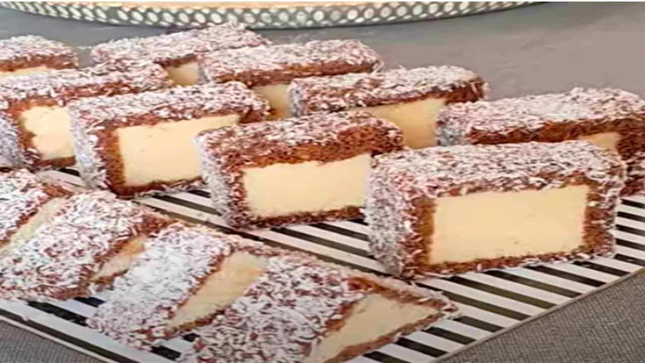 Pão de ló turco banhado em calda de chocolate e coco ralado