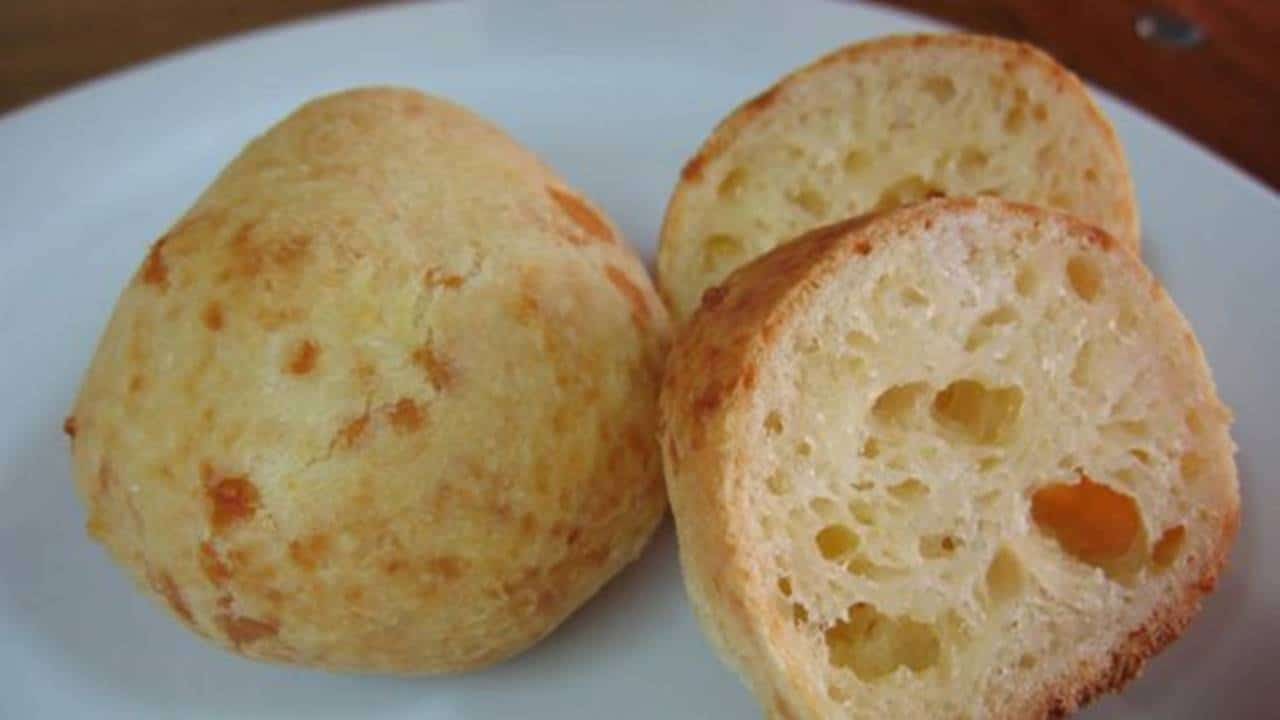 Receita caseira e fácil de pão de queijo irresistível para o café