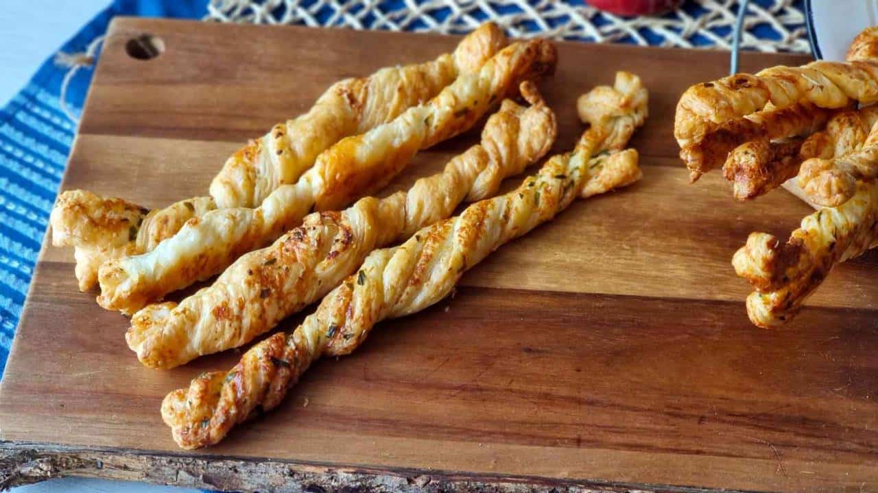 Receita de palitos de massa folhada com queijo e manteiga de alho