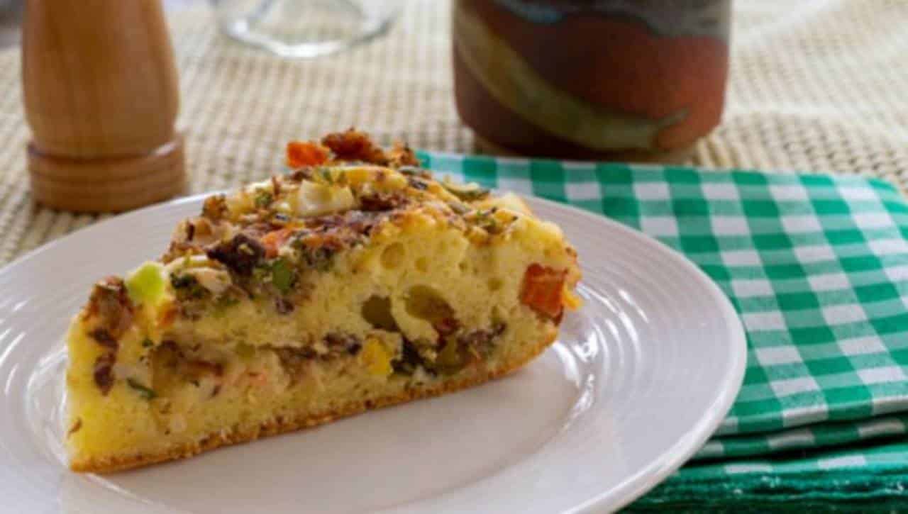 Receita fácil de torta de sardinha enlatada: passo a passo rápido