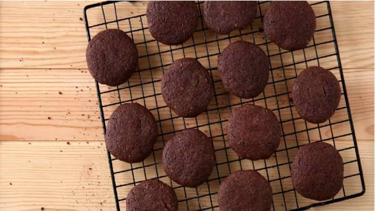 Deliciosos biscoitos de chocolate com mel sem farinha