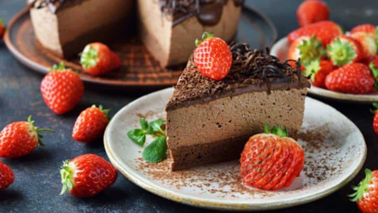 bolo de mousse de chocolate e biscoitos