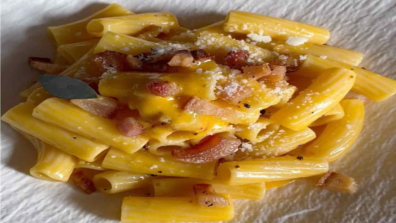 Macarrão à carbonara: receita italiana com poucos ingredientes