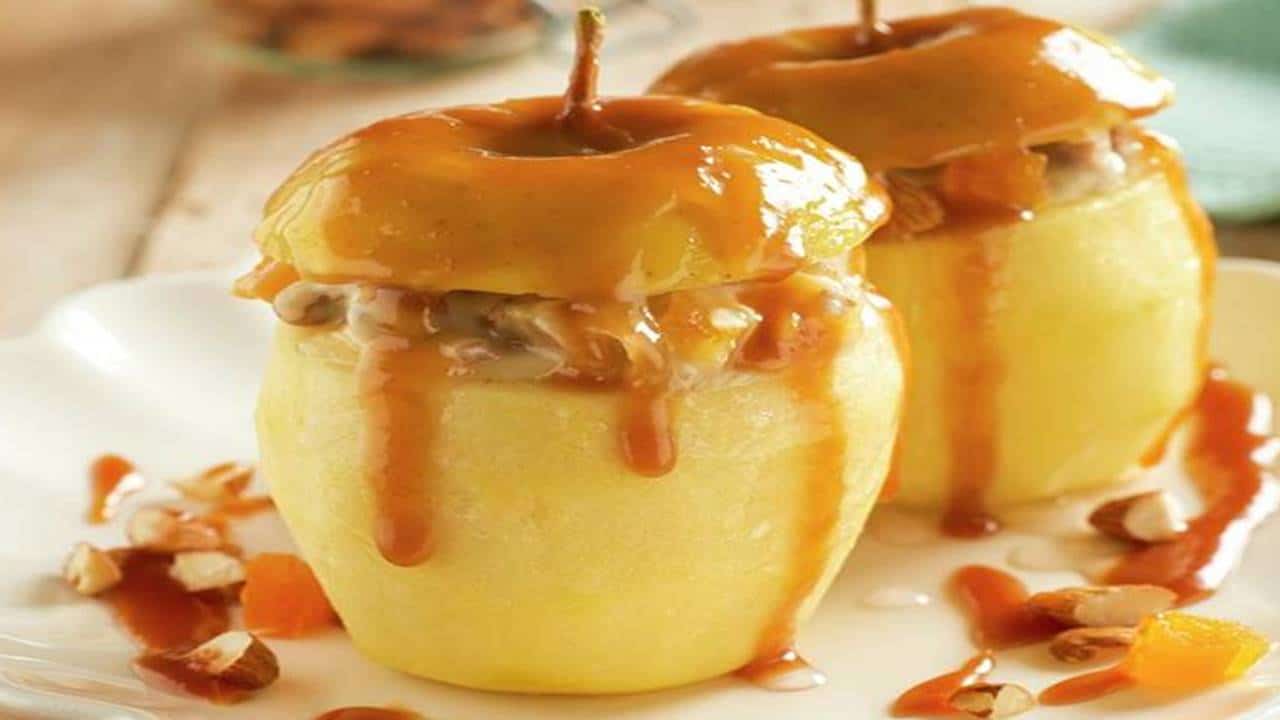 Maçãs recheadas com creme, nozes e caramelo